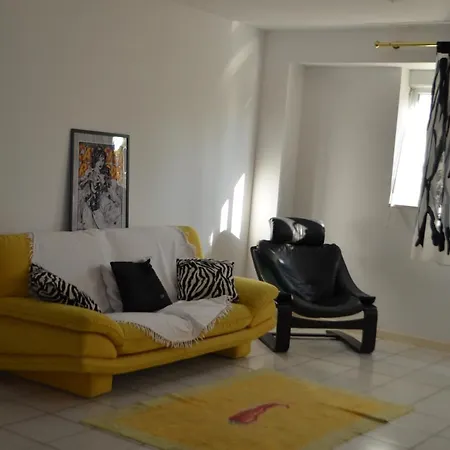 D'hotes The Yellow Cube *