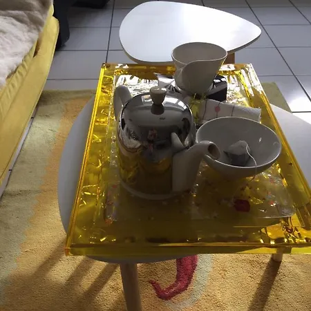 D'hotes The Yellow Cube