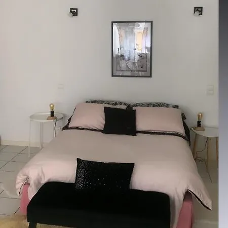 D'hotes The Yellow Cube Bed & Breakfast