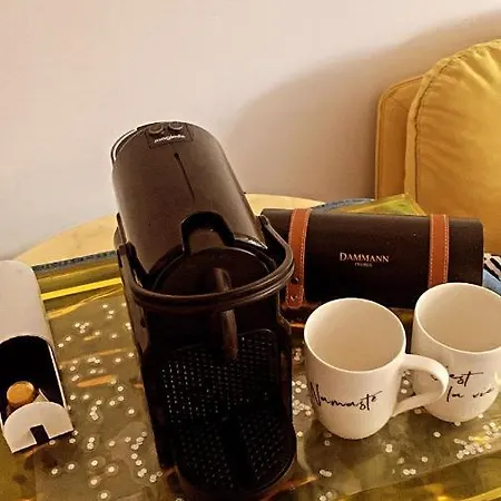 D'hotes The Yellow Cube Bed & Breakfast Aubiere