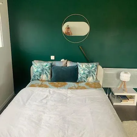 D'hotes The Yellow Cube Bed & Breakfast Aubiere